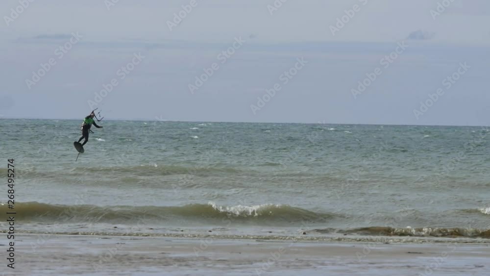 kite surfeur volant au dessus de la mer kite surfeur volant au dessus de la mer