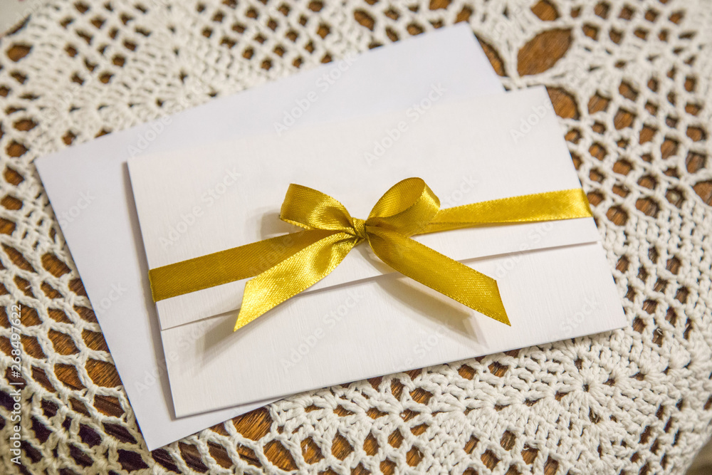 eleganckie zaproszenie ślubne ze złotą wstążką - obrazy, fototapety, plakaty 