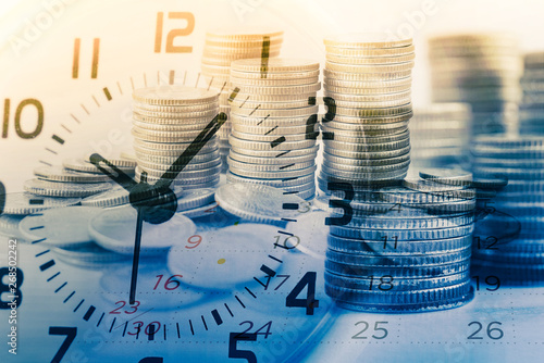 Foto double exposure of rows of coins and calendar with clock for business and financ