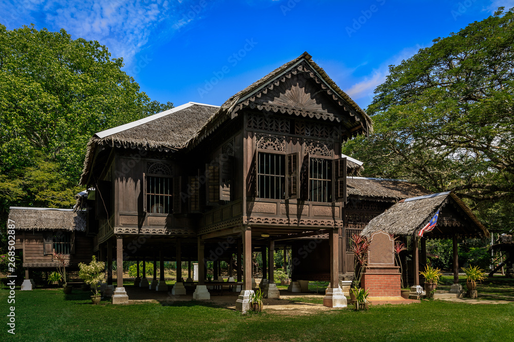 Traditionelles Wohnhaus aus Holz in Malaysia