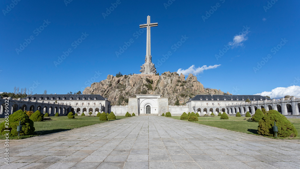 Obraz premium Abbey of the holy cross of the Valley of the falen