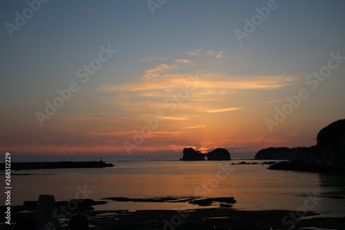 円月島に沈む夕日 © narautsu