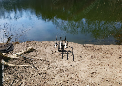 Fotografia Matériel de pêche à la carpe au brod d'un lac