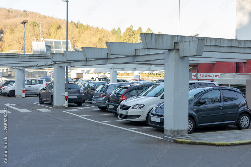 Obraz premium Parkhaus mit Autos