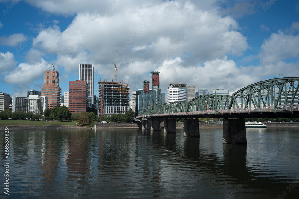 Naklejka premium Portland, Oregon, Across the Willamette River
