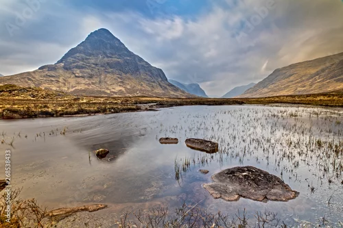 Obraz Długa ekspozycja Lochan na Fola w Glencoe w górach Szkocji