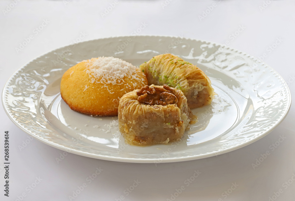 White saucepan , Nightingale and winding desserts White saucepan , Nightingale and winding desserts