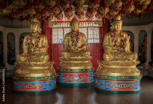 Drei goldene sitzende Buddhastatuen in einem Tempel in Asien
