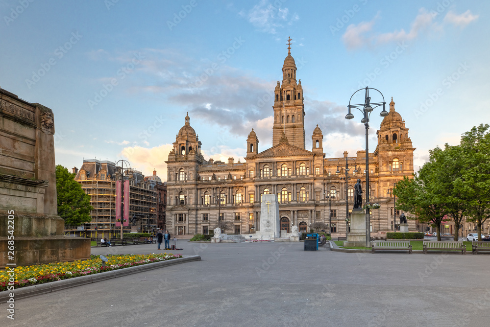 Obraz premium Glasgow City Chambers and George Square in Glasgow, Scotland