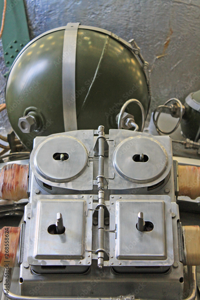 Экспонаты и летательные аппараты в интерьере музея космонавтов в Калуге Россия