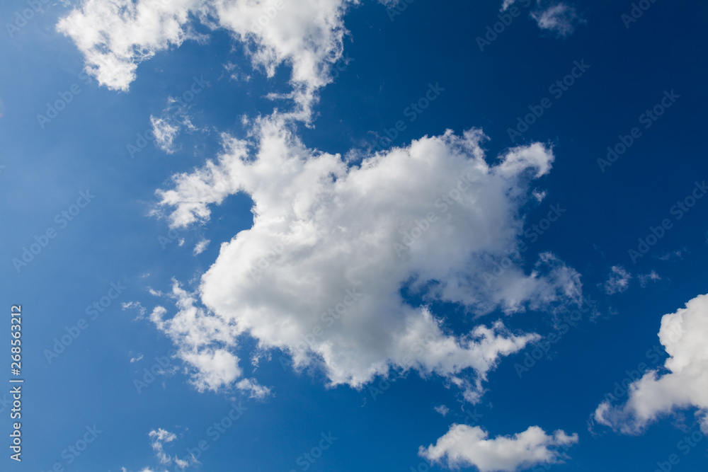 Obraz premium Small white clouds against the blue sky