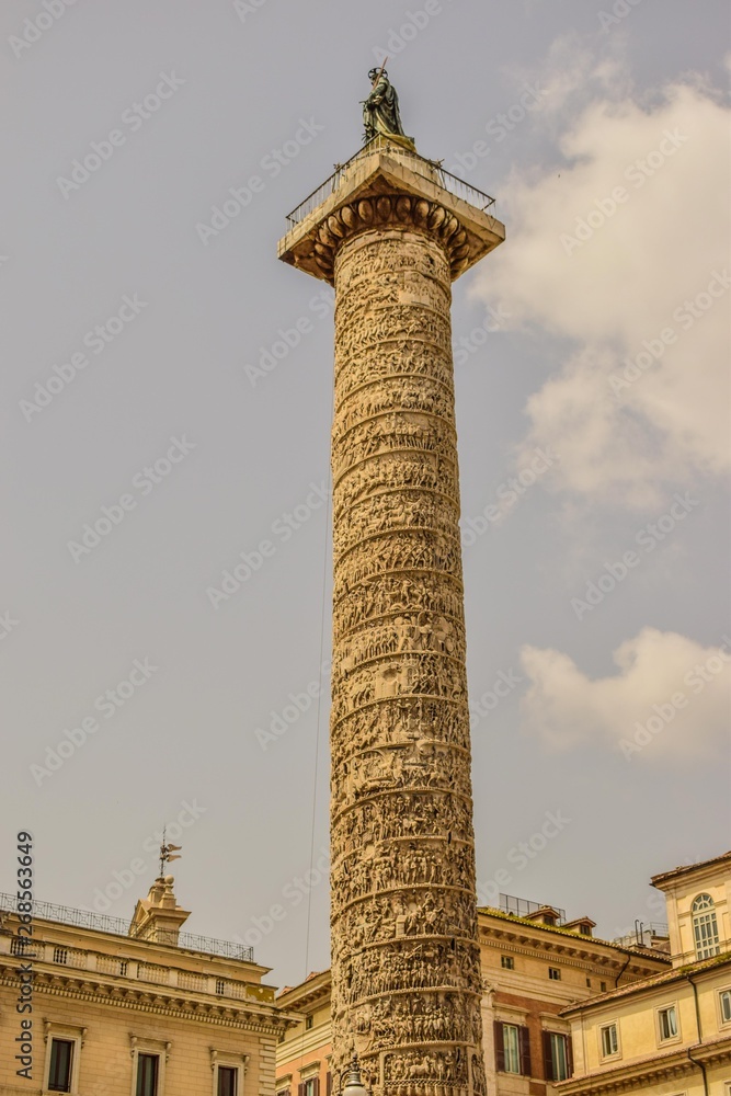 Fototapeta premium Vieja columna tallada