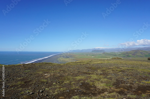 Fototapeta Naklejka Na Ścianę i Meble -  Beautiful landscape on Iceland with blue sky and breathtaking nature