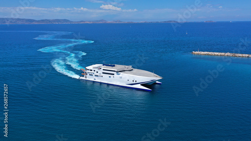 Foto Aerial drone top view photo of high speed passenger ferry arriving at port of My