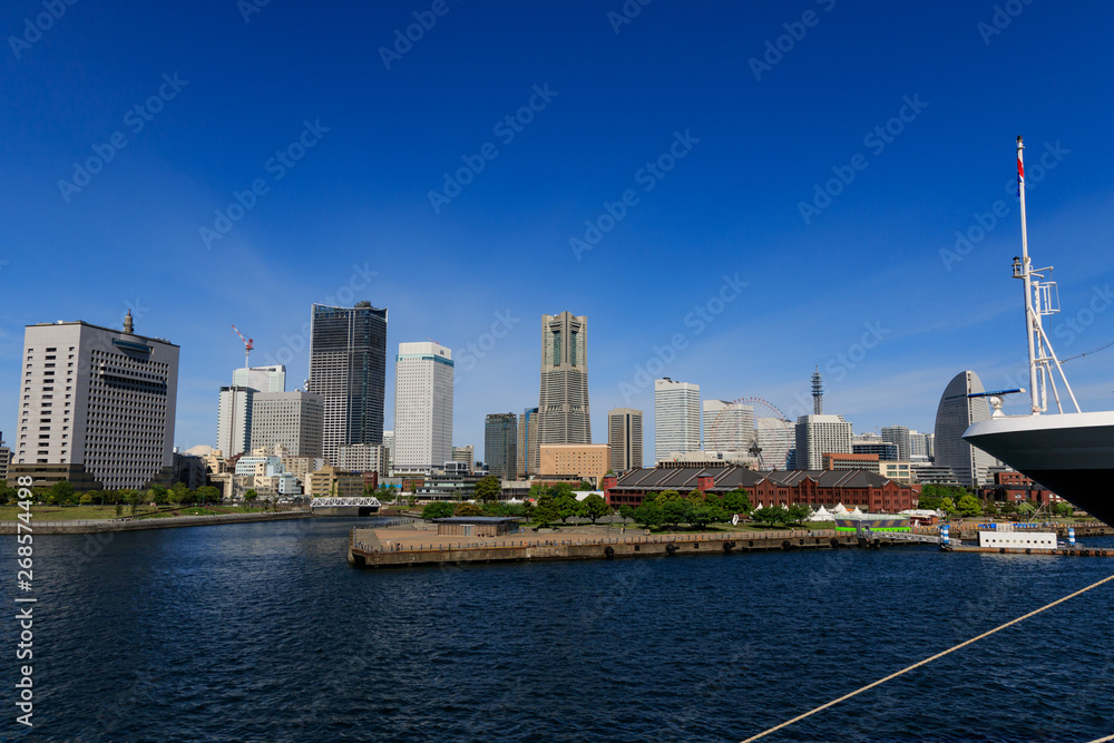 Obraz premium 客船の舳先とみなとみらい