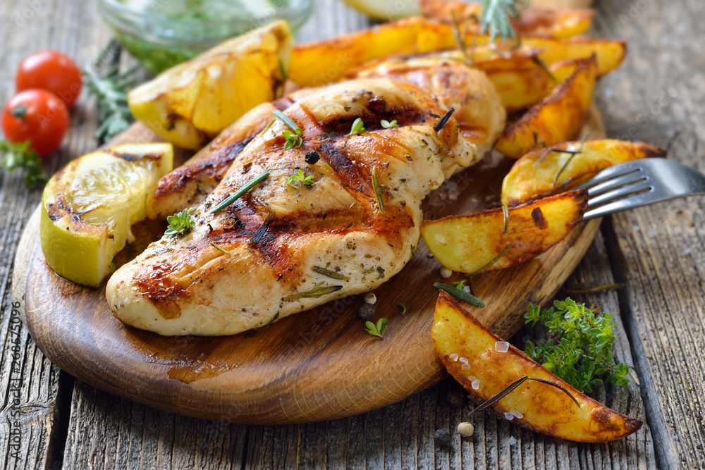 Gegrilltes zartes Hähnchenbrustfilet mit Zitronen-Dip und Rosmarin ...