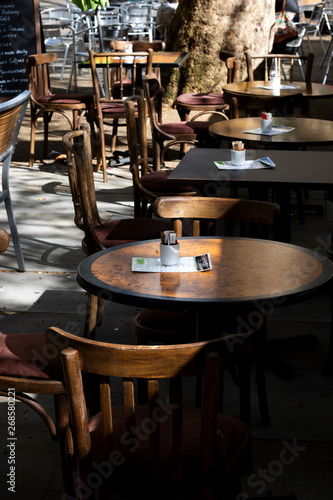 Obraz na plátně empty tables and chairs outside restaurant