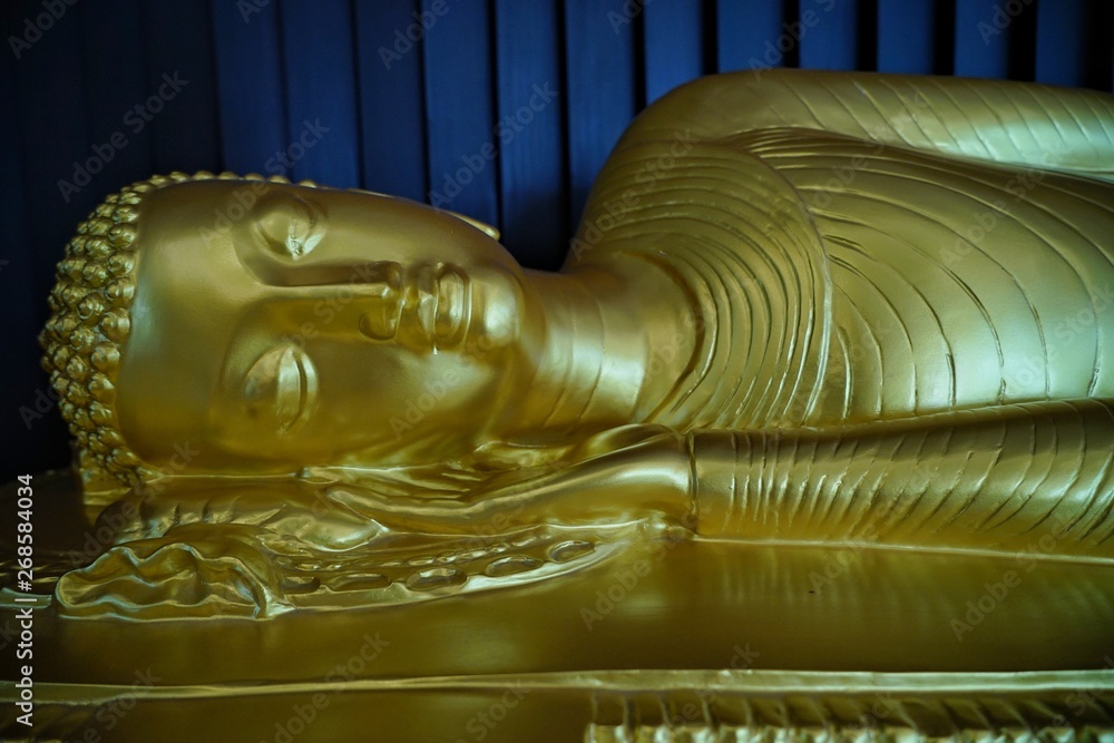 Fototapeta premium golden buddha statue