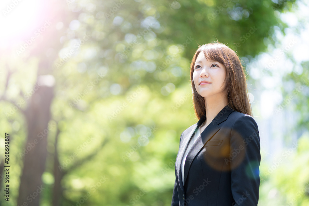 公園でリラックスする女性 公園でリラックスする女性