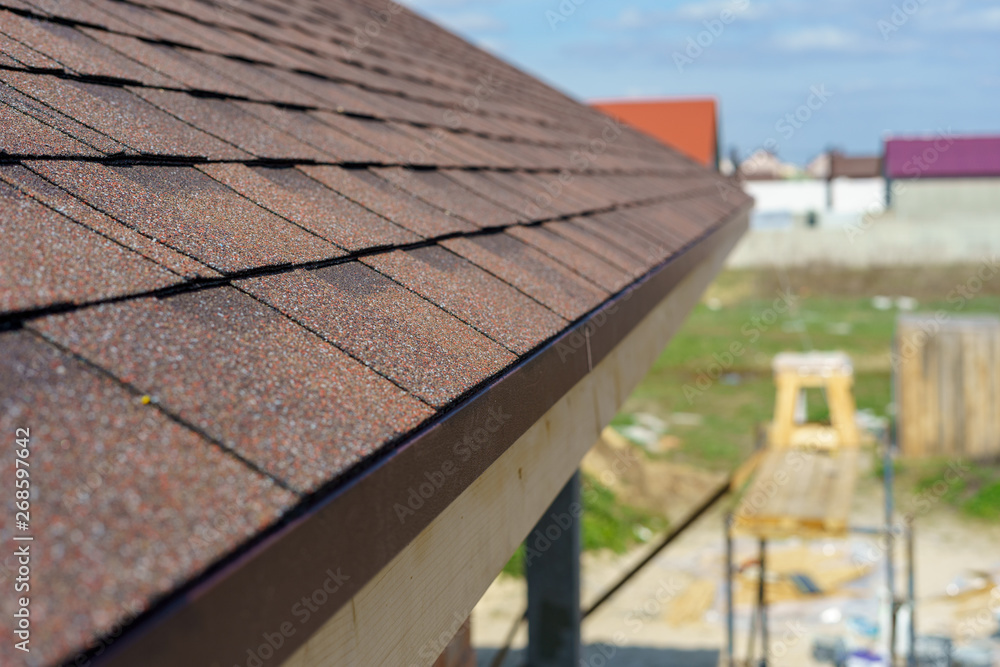 Naklejka premium Asphalt tile roof on new home under construction