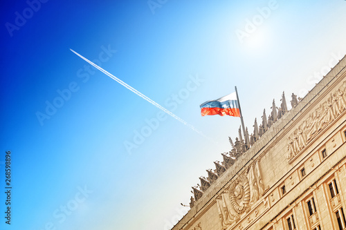 Photography russian flag waving on top of ministry of defense building in moscow city russia