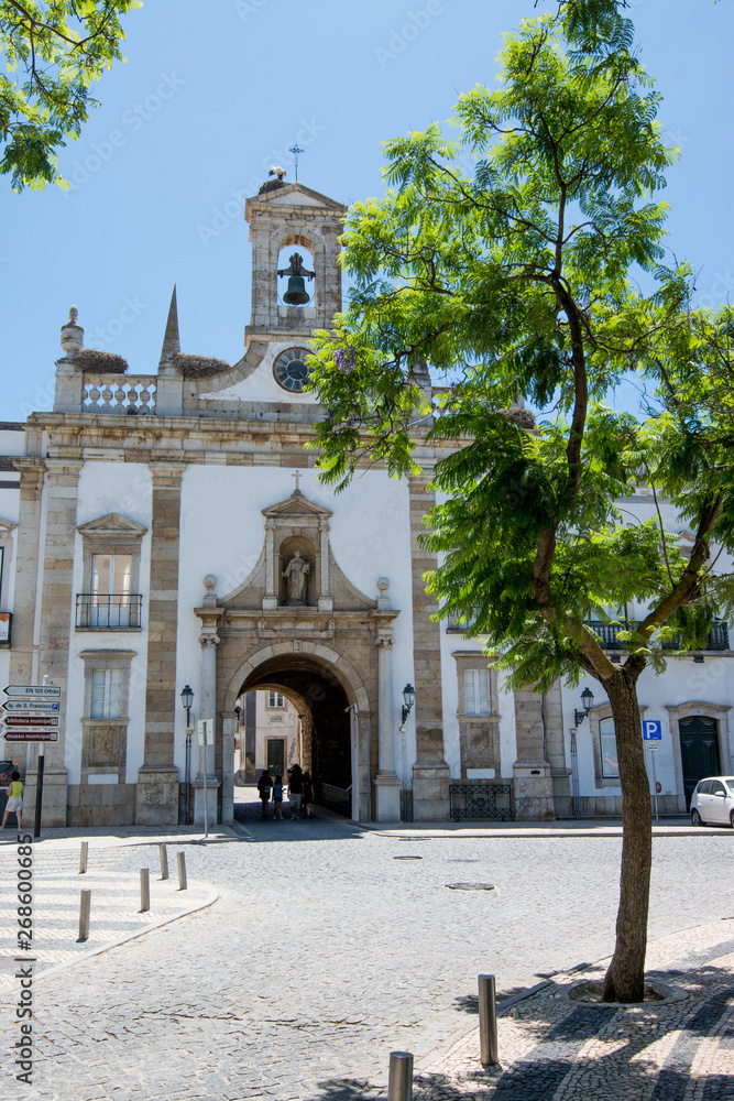 Obraz premium Faro, Portugal, July 25, 2018: Arch of Faro, main entrance to old town Faro, Portugal