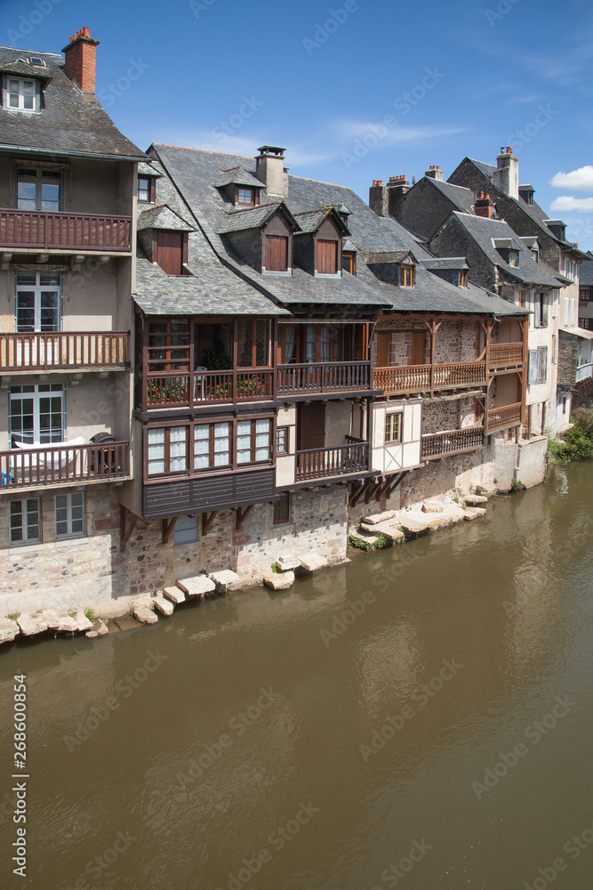 Maisons à colonbages et toitures de lauzes sur les bords du Lot à Espalion (Aveyron)