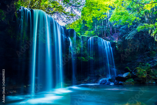 Nabegatai, waterfall in forest, Kumamoto Japan © Taisuke Mizuguchi