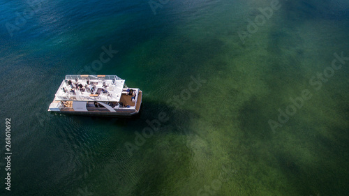 Foto Party pontoon boat on lake - Hayden Lake