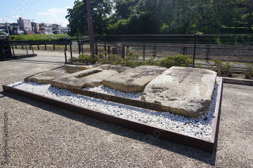 津堂城山古墳後円部竪穴式石槨の天井石