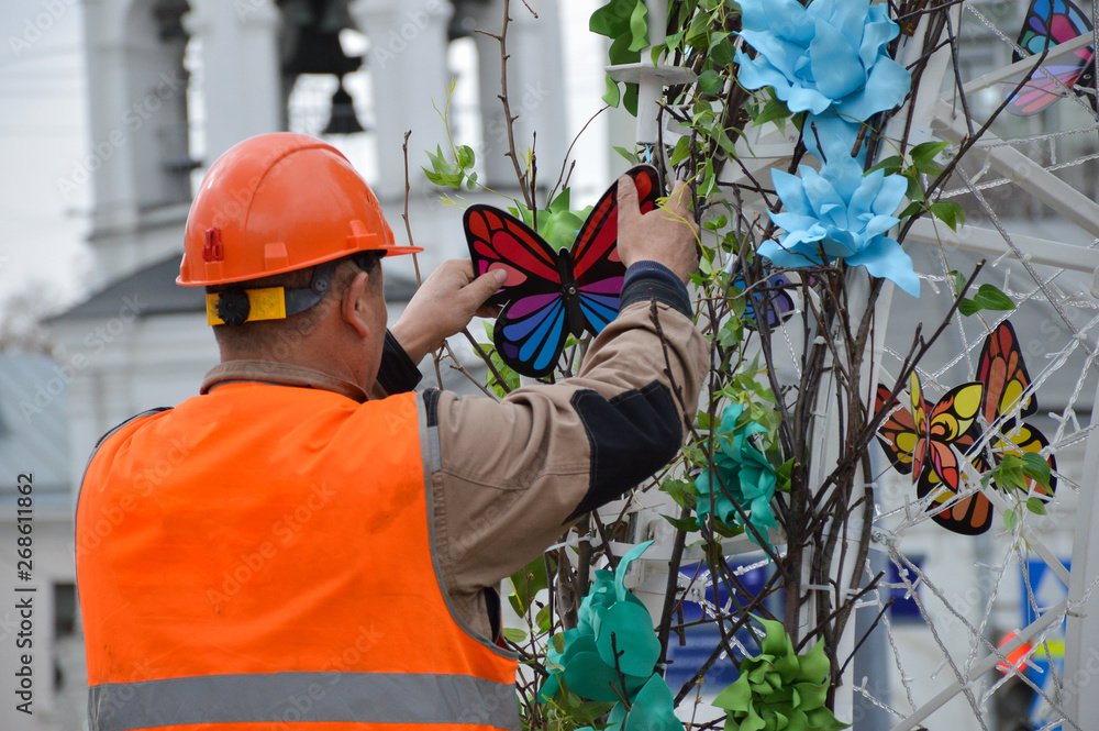 Worker decorates the city for the holiday