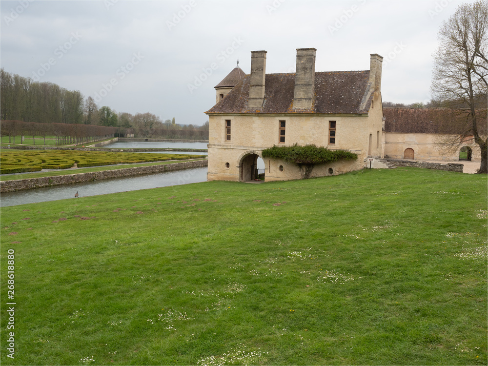 Fototapeta premium écuries du château de Villarceaux à l'ouest de paris