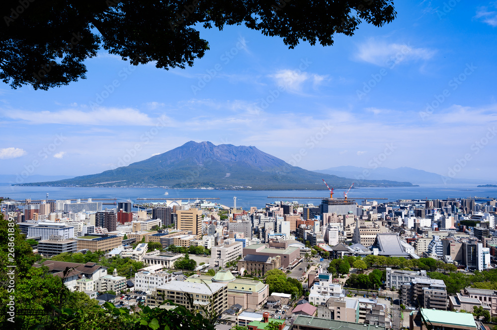 Obraz premium 鹿児島市から見る桜島