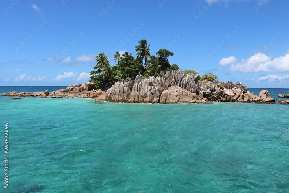 Die kleine Insel St. Pierre mit Palmen und den für die Seychellen typischen Granitfelsen. Seychellen