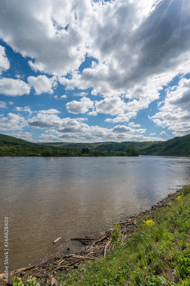 Der Rein mit weißblauen Wolken