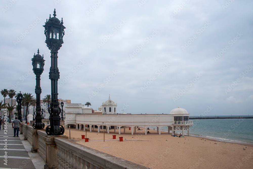 playa de la caleta en un hermoso día nuboso, Cádiz