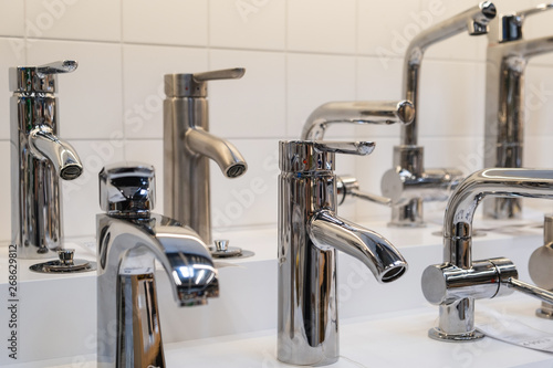 Obraz na płótnie showcase in the store with faucets for the kitchen and bathroom w salonie
