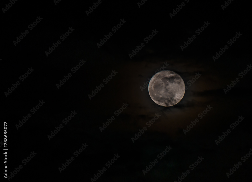 Obraz premium Moon and cloud 