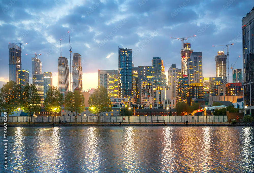 Fototapeta premium Londyn, Canary Wharf o zachodzie słońca. Bankowo-biznesowa część Londynu z drapaczami chmur.