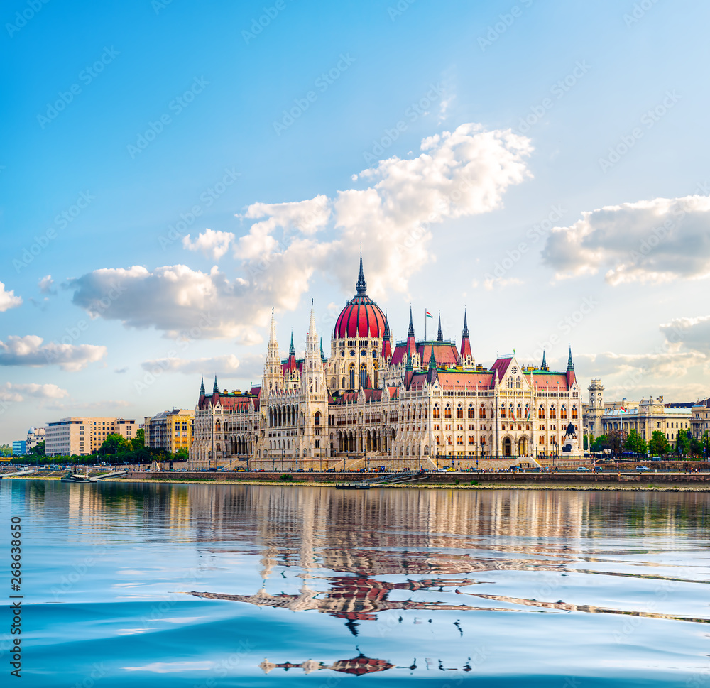 Obraz premium Parlament i Dunaj