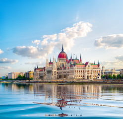 Acrylglasbilder Budapest Donaublick auf das Parlament  © Givaga