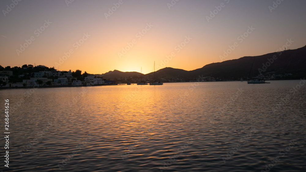 Coucher de soleil sur la mer en Grece dans les iles