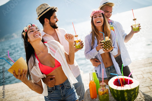 Canvas Print Group of friends having fun at summer party and drinking cocktail