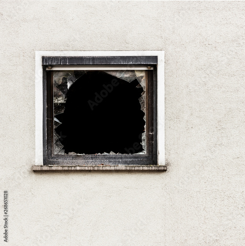 Kaputtes Fenster in einer Hauswand