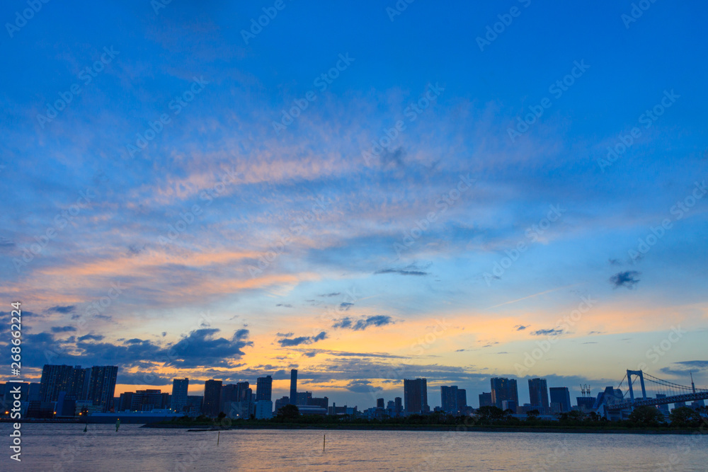 Fototapeta premium 夕焼けの東京港