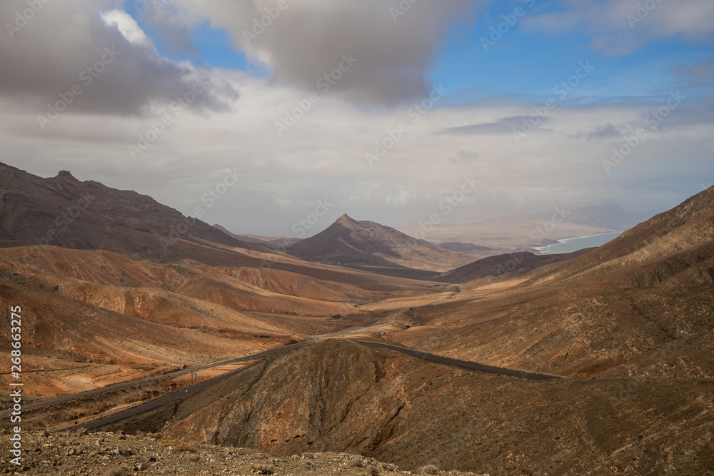 Obraz premium Road through the mountains