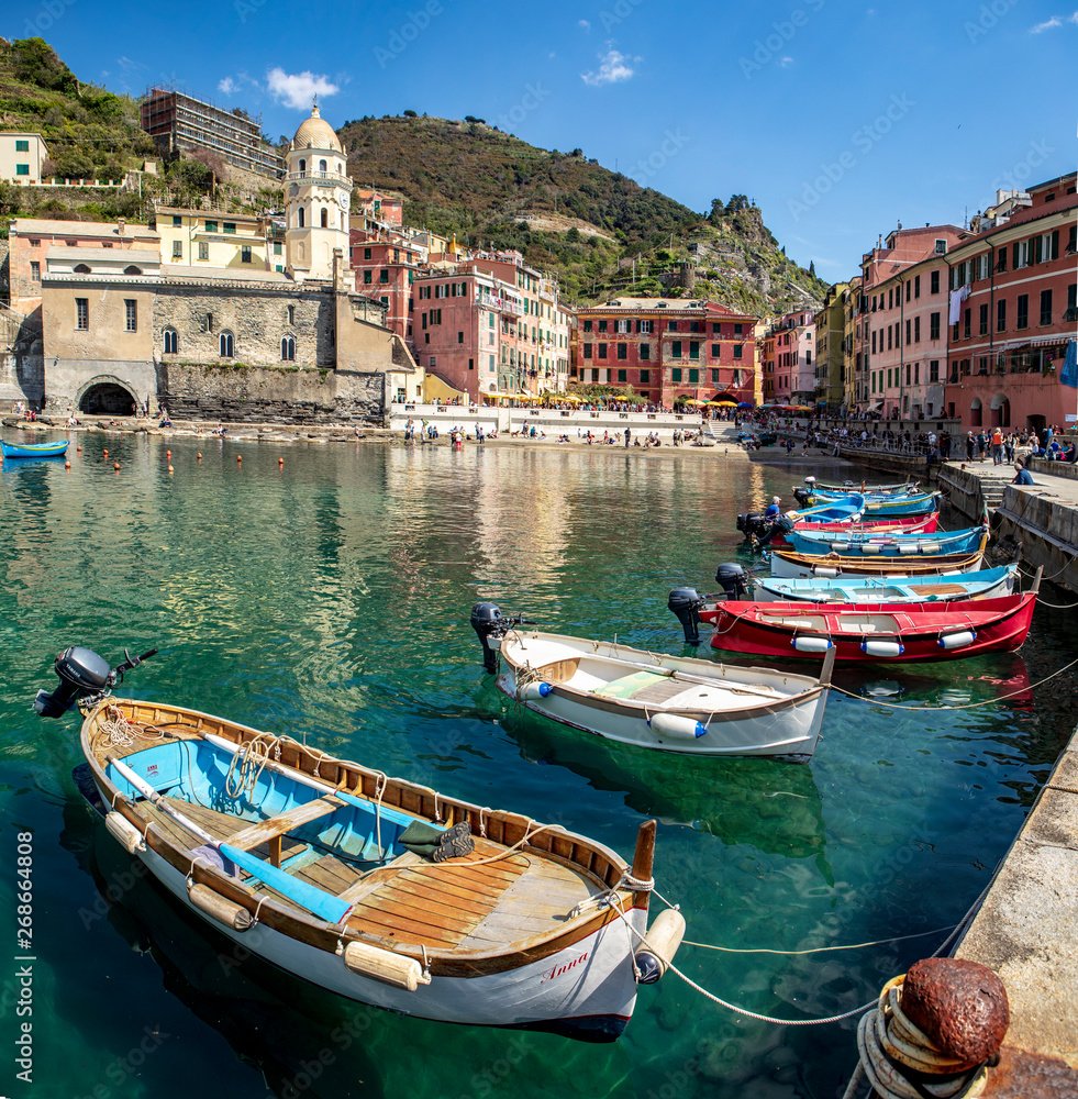 Vernazza borgo delle Cinqueterre in Liguria con barche