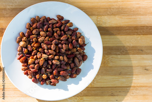 Foto Sweet dried wild fruits from pink or red ivory tree known as nyii (Berchemia zey