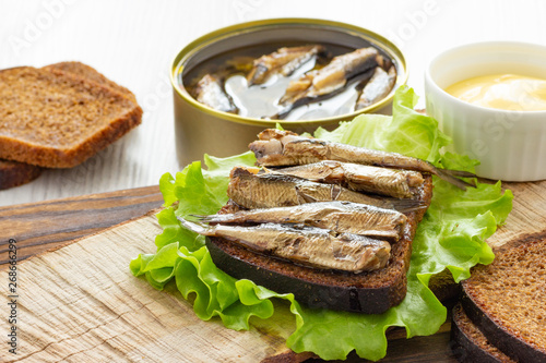 Canvastavla Tasty fish sandwich with bread and canned sprats
