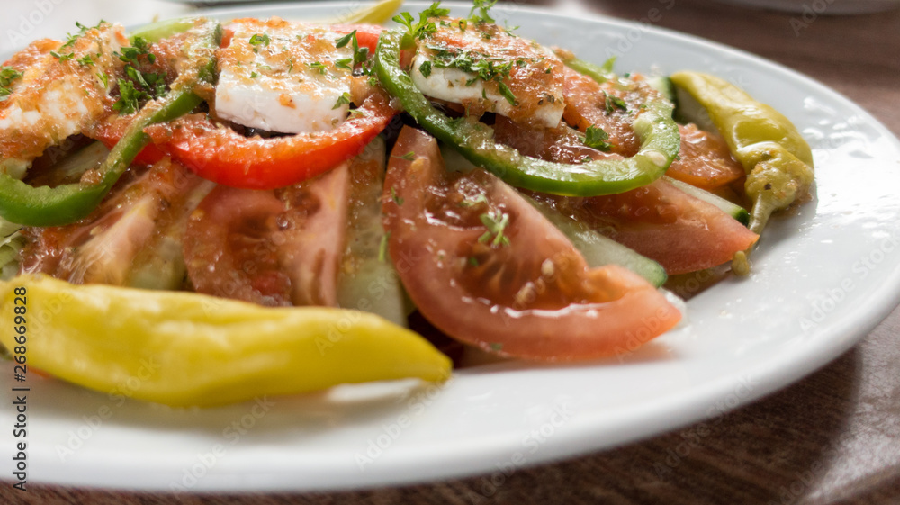 Teller mit griechischem Salat Teller mit griechischem Salat